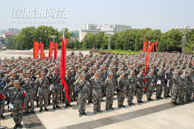 武汉军械士官学校2011级千余学员赴红安革命