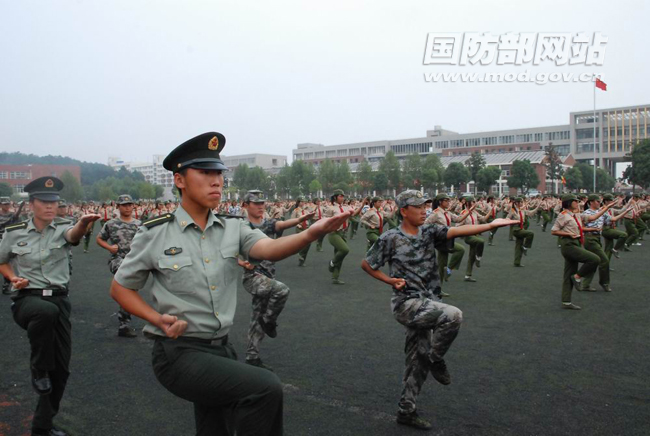 武汉军械士官学校将国防教育搬到大学生军训场