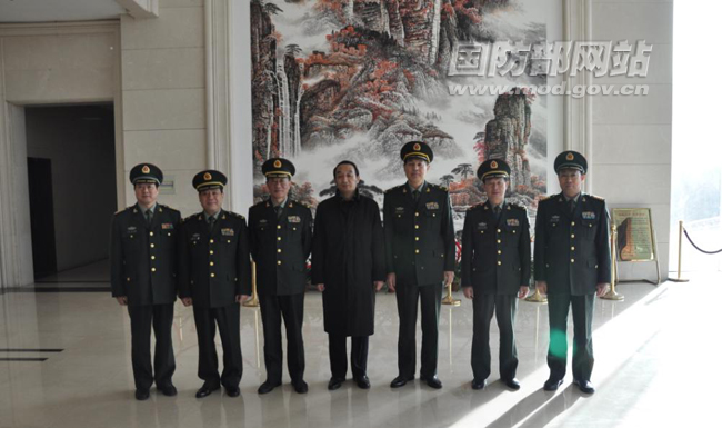 著名画家刘淑琴、李凭向河南省军区捐赠大型主