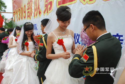 解放军新内务条令规定军官结婚可穿军礼服--中