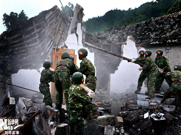 系列报道:抗震救灾中的中国空军
